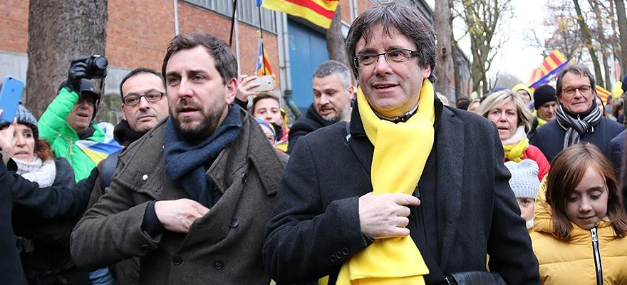Toni Comín y Carles Puigdemont en la manifestación convocada por la ANC y Òmnium en Bruselas.