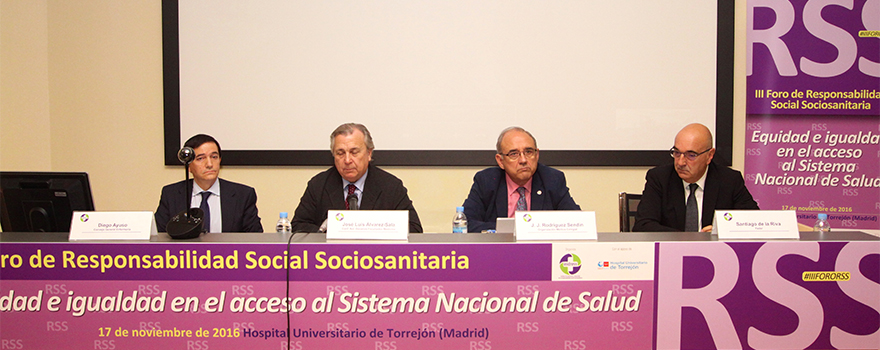 Diego Ayuso, secretario general del Consejo General de Colegios de Enfermería de España (CGE); José Luis Álvarez-Sala, presidente de la Confederación Nacional de Decanos de Facultades de Medicina; Juan José Rodríguez Sendín, presidente de la Organización Médica Colegial (OMC); y Santiago de la Riva, vicepresidente de la Fundación de la Federación Española de Enfermedades Raras. 