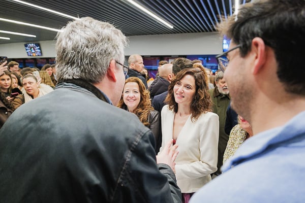 Fátima Matute e Isabel Díaz Ayuso han aprovechado la jornada para visitar los puestos de los hospitales madrileños.