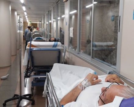 Pacientes en los pasillos del servicio de Urgencias de un hospital. 