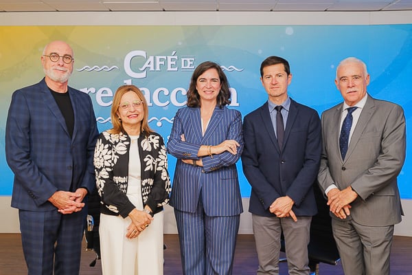 Jesús Sanz, presidente de la Asociación Nacional de Directivos de Enfermería; Montserrat Chimeno, Cecilia Martínez, Óscar López, director de Redacción Médica; y Enrique Guilabert.
