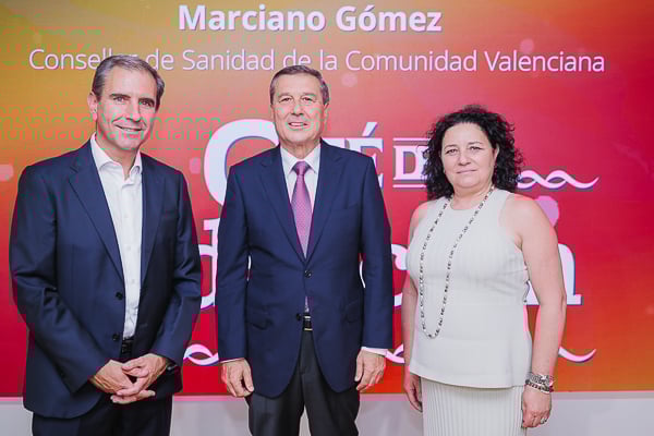 José Crespo, director general de Clúster España, Italia, Reino Unido e Irlanda en Beckman Coulter Diagnostics; Marciano Gómez; e Itziar Quintana, directora de Comunicación de Beckman Coulter Diagnostics.