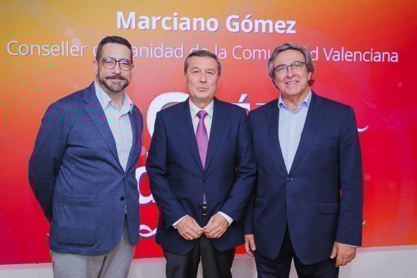 Daniel Poyo, director de Ventas de Abex Excelencia Robótica; Marciano Gómez y Juan López, director de Ventas para España de Abex.