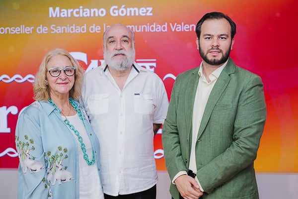 Vicenta Estévez; Francisco Santaolaya; y Luis Cabeza, presidente de la Sociedad de Medicina Interna (Semi) de Madrid y Castilla-La Mancha, en representación de la sociedad.