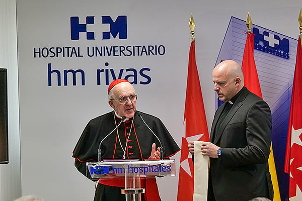 El Cardenal Arzobispo de Madrid, Carlos Osoro, ha bendecido el nuevo hospital.