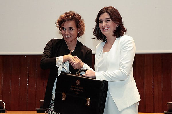 Carmen Montón recoge la cartera de Sanidad de manos de la anterior ministra, la popular Dolors Montserrat.