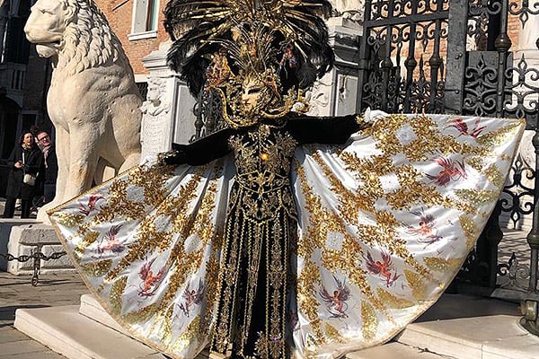 Santiago García luce una de sus creaciones en el carnaval veneciano de este año.