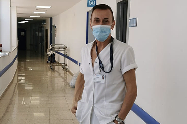 Santiago García en su puesto de trabajo en el hospital madrileño 12 de octubre.