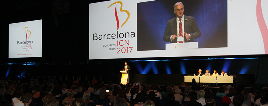 Michael Riordan durante su presentación en el Congreso Internacional de Enfermería.