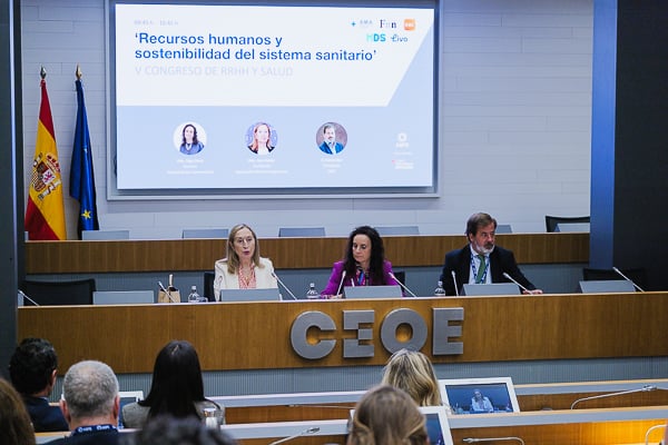 Un instante durante la mesa 'Recursos humanos y sostenibilidad del sistema sanitario'.