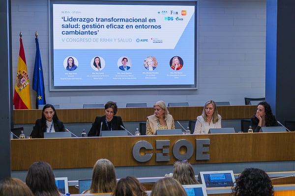 Un momento durante la mesa ‘Liderazgo transformacional en salud: gestión eficaz en entornos cambiantes’.