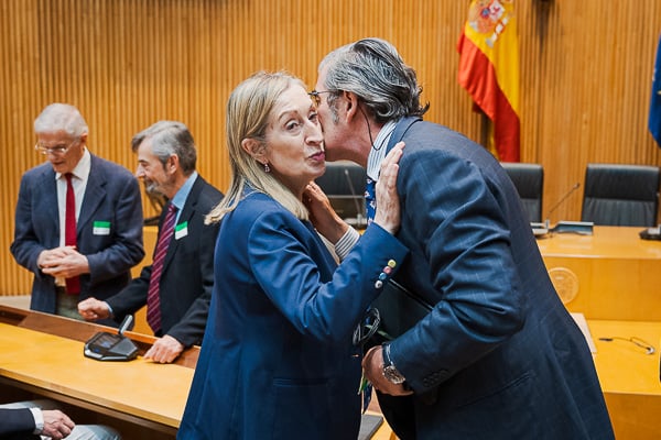 Ana Pastor saluda a Juan Abarca Cidón.