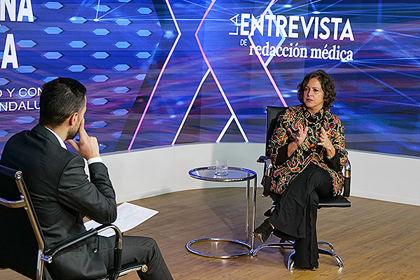 Jesús Arroyo, jefe de sección de Autonomías, y Catalina García, durante la entrevista. 