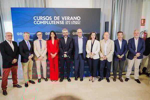 Foto de familia de los ponentes de la jornada.