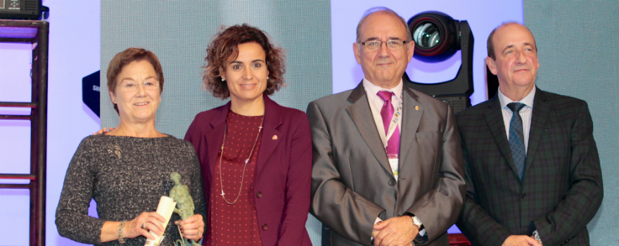 María Dolores Damborenea, única mujer premiada, junto a la ministra, el presidente de la OMC y el presidente del Colegio Oficial de Médicos de Vizcaya, Cosme Naveda. 