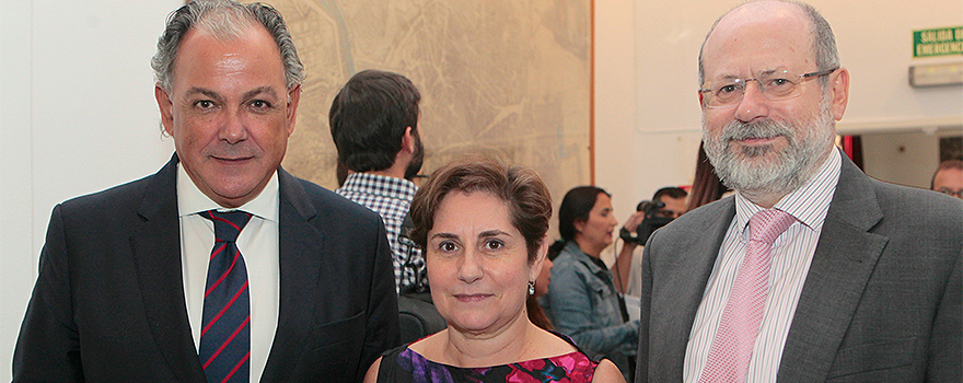 Ángel Luis Rodríguez de la Cuerda, director general de Aeseg, Rosa María López, tesorera del Consejo General de Farmacéuticos, y Luis Amaro, secretario del Consejo General de Farmacéuticos.