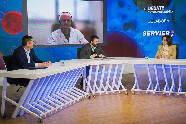 Adolfo de la Fuente, jefe del Servicio de Hematología y Hematoterapia del MD Anderson Cancer Center; Manuel Ibañez, periodista de Redacción Médica; Pilar Rodríguez, directora de Acceso al Mercado y Asuntos Regulatorios de Laboratorios de Servier; y José Manuel Martínez Sesmero, subdirector médico del Hospital Lozano Blesa.