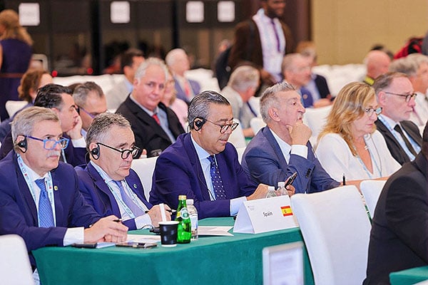 Delegación española, liderada por Óscar Castro Reino, presidente del Consejo General de Dentistas