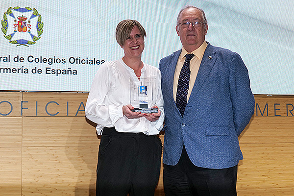 Virginia Iglesias Sierra, ganadora del premio de investigación en el Ámbito Familiar y Comunitario junto a José Ángel Rodríguez Gómez, vicepresidente segundo del CGE.