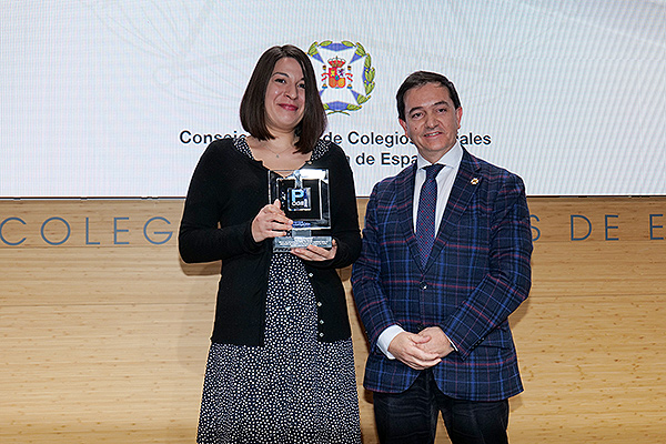Raquel Soler Blasco, ganadora del premio investigación en otros ámbitos, junto a Diego Ayuso, secretario general del CGE.
