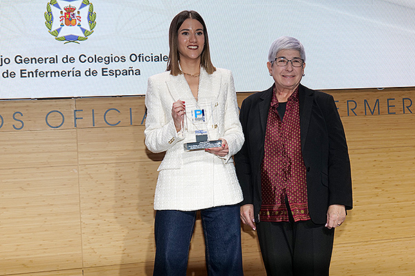 Nerea Vallés Murcia, ganadora del premio de investigación en el Ámbito Jóvenes Promesas, junto a Hosanna Parra, vicepresidena general del CGE.
