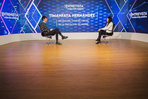 Un instante durante la entrevista a Timanfaya Hernández en el plató de Redacción Médica.