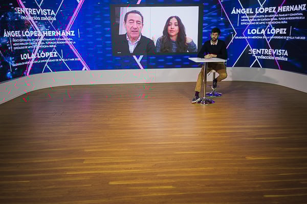 Un instante durante la entrevista en el plató de Redacción Médica.