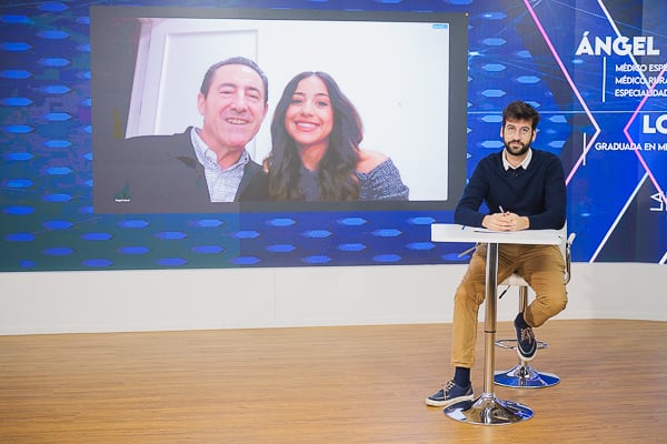 Ángel López Hernanz, médico especialista en Medicina Familiar y Comunitaria y médico rural en Cañada Rosal,tutor de residentes de la especialidad de MFyC y de Medicina rural y su hija, Lola López, graduada en Medicina en 2024 y MIR 2025; junto a Guillermo Belinchón, periodista de Redacción Médica.