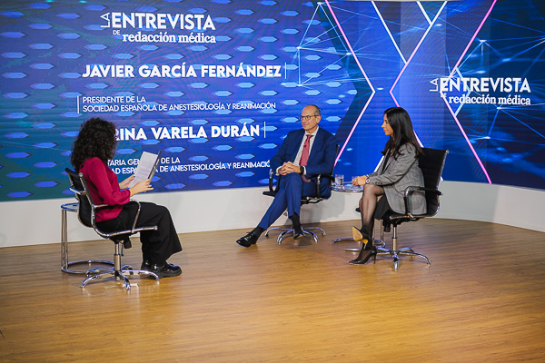 En la sedación superficial o consciente, otras especialidades pueden actuar. Pero en la sedación profunda y anestesia general, donde se usan fármacos puramente anestésicos, estos deben ser prescritos y realizados por anestesiólogos.