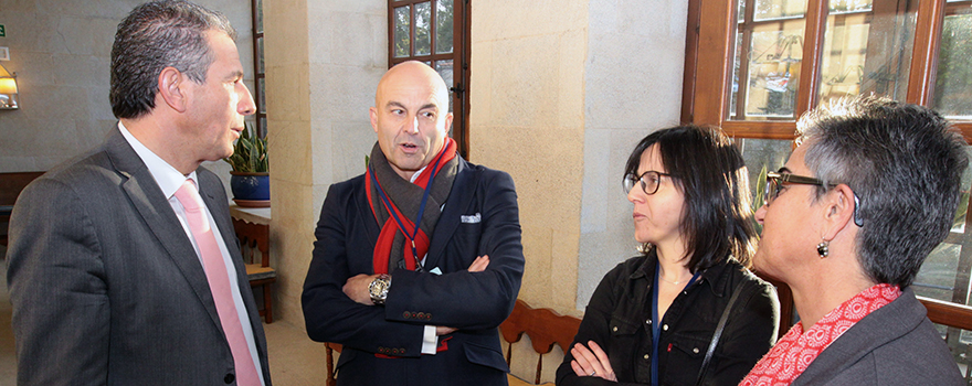 José María García y Begoña García conversan con Dionisio López-Bellido y Belén Padrón.