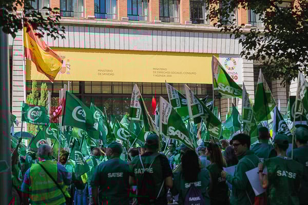 Cientos de sindicalistas del CSIF se han concentrado en frente del Ministerio de Sanidad.