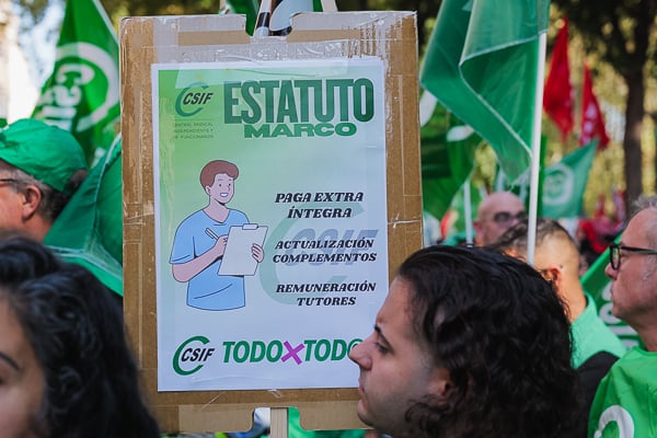 Varios profesionales sanitarios portan pancartas reivindicativas sobre el Estatuto Marco.