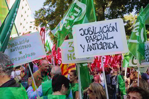 Diferentes carteles pidiendo una jubilación parcial y anticipada.