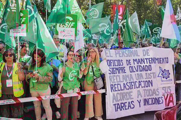 Diferentes manifestantes del servicio de mantenimiento se han concentrado en frente del Ministerio de Sanidad.
