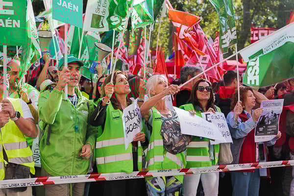 Cánticos y pitidos han sido protagonistas en la concentración de este miércoles. 