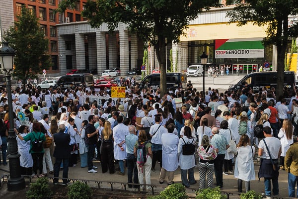 Médicos claman contra un Estatuto Propio frente al Ministerio de Sanidad