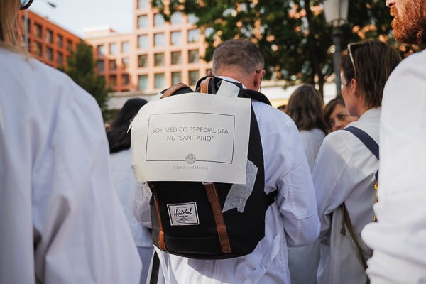 Los médicos reivindican su papel como especialistas.