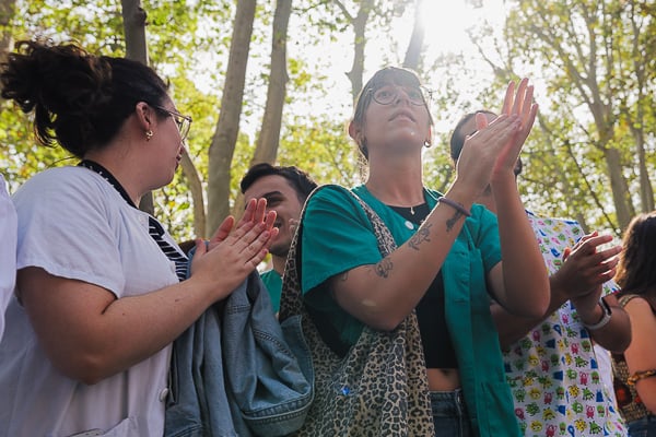 Cientos de personas se han concentrado en frente del Ministerio de Sanidad.