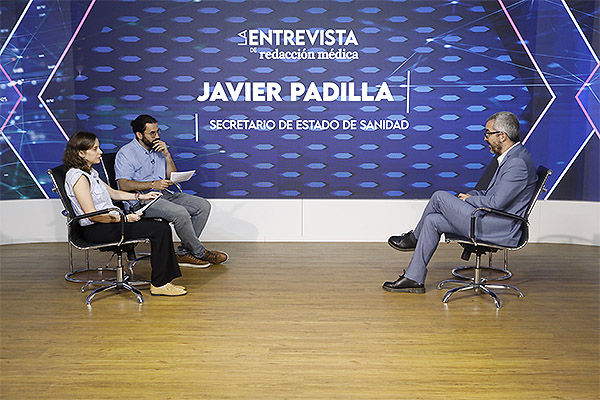 Padilla responde a una de las preguntas de Esther Ortega y Manu Ibáñez, jefa y redactor, respectivamente, de Política en Redacción Médica.