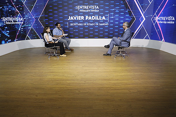 Entrevista a Javier Padilla en el plató de Redacción Médica.