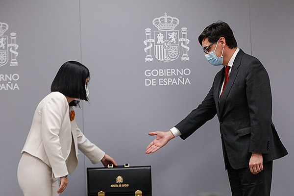 Salvador Illa entrega a Carolina Darias la Cartera de Sanidad en plena pandemia.
