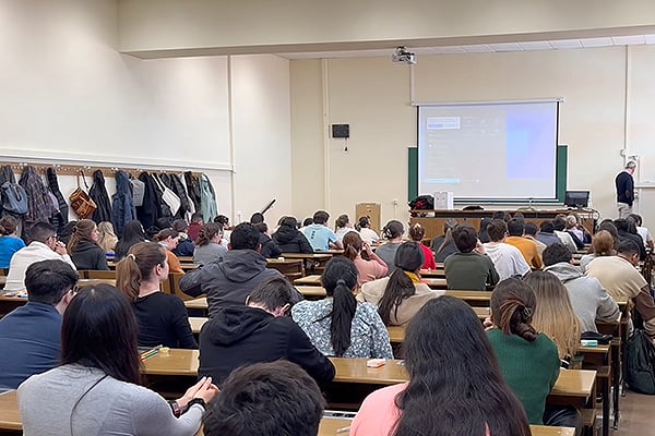 Aula del examen MIR 2025.