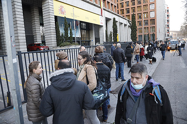 Los aspirantes esperan a la entrada del Ministerio de Sanidad.