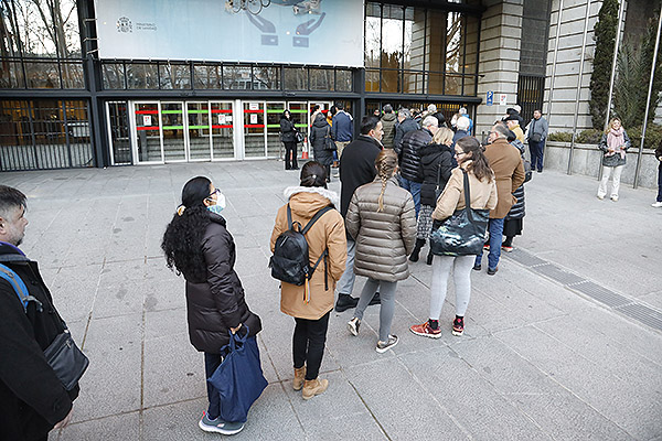 Los aspirantes empiezan a entrar al Ministerio de Sanidad para examinarse.