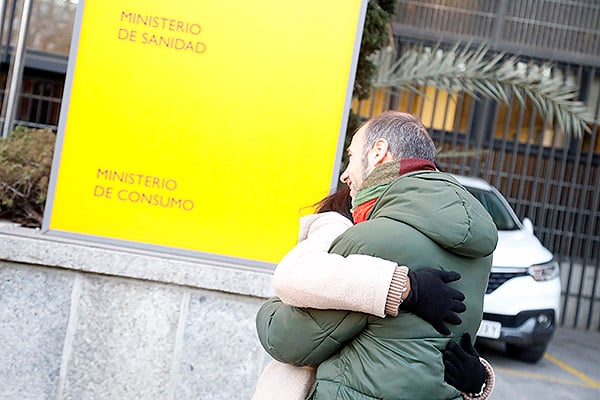 Una pareja se abraza antes del examen a las puertas del Ministerio de Sanidad.
