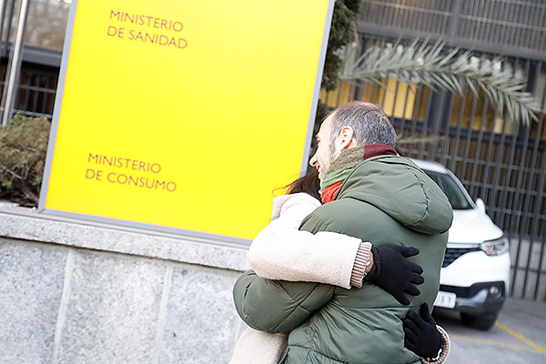 Una pareja se abraza antes del examen a las puertas del Ministerio de Sanidad.