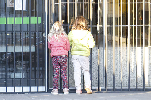 Unas niñas apoyan a su madre antes de hacer el examen.