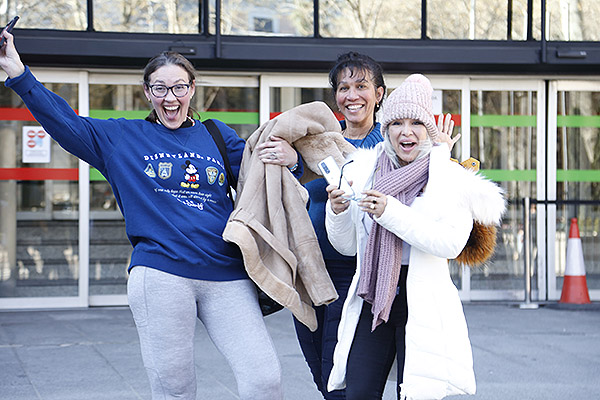 Tres aspirantes celebran haber terminado el examen.