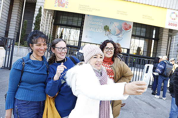 Aspirantes posando a la salida del Ministerio de Sanidad.