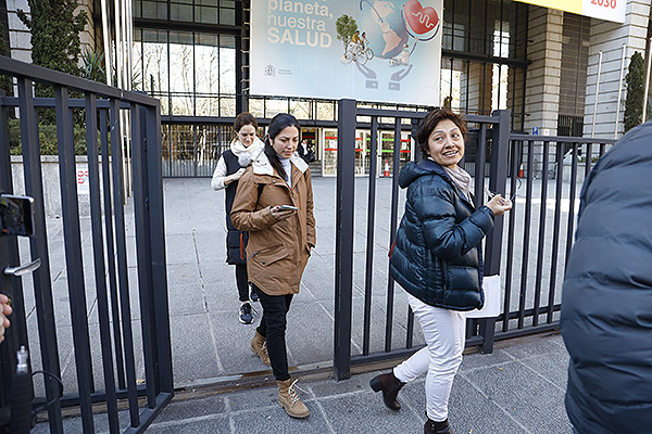 Los examinados empiezan a salir del Ministerio de Sanidad.